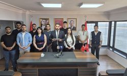 CHP’li gençlerden Nalbantoğlu’na dinozor göndermesi!