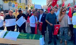 Kemeraltı esnafı Çankaya Otoparkı’nı tabutla protesto etti: "Esnaf öldü, Allah rahmet eylesin"
