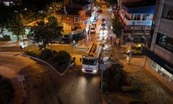 Seferihisar'da gece temizliği: Cadde ve sokaklar yıkanıyor