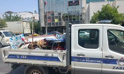Efes Selçuk'ta kaldırım işgaline denetim: Yaya geçişini etkileyen eşyalar toplanıyor