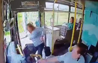 Kapısı açık ilerleyen yolcu otobüsünden düştü! O anlar kamerada...