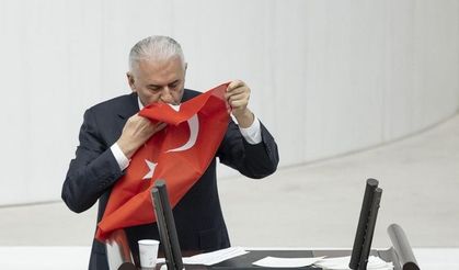 Binali Yıldırım İstiklal Marşı'nı kağıda bakarak yanlış okudu