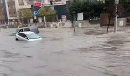 İstanbul'daki yağmur sonrası araçlar sular altında kaldı! Vali Davut Gül uyardı...