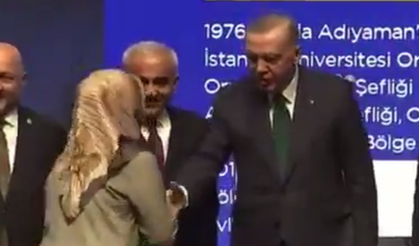 AK Parti kadın kolları başkanı Cumhurbaşkanı Erdoğan'ın elini sıkmadı!