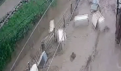 Afyonkarahisar'da sel beyaz eşyaları aldı götürdü