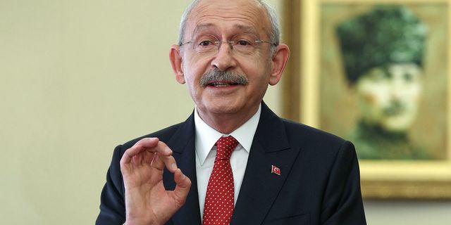 Kemal Kılıçdaroğlu seccadeye bastığı için özür diledi!