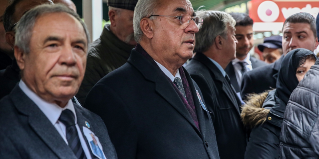 DSP Genel Başkanı Önder Aksakal'a cenazede soğuk duş