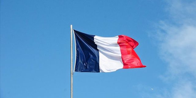 Fransa, okullarda çarşaf dahil dini kıyafetleri yasakladı!
