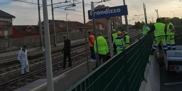 Tren raylarda bir grup işçiye çarptı! 5 ölü