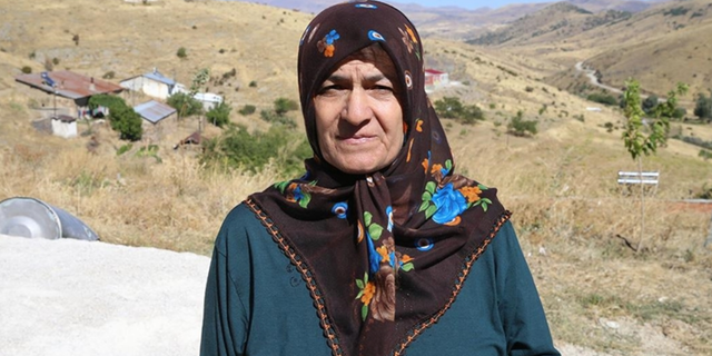 Deprem sonrası "ölü" olarak kayıtlara geçen kadın yaşadığını ispatlamaya çalışıyor