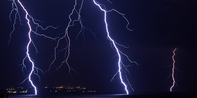 İstanbul'da elektrik fırtınası: Valilikten ve Meteorolojiden uyarı geldi