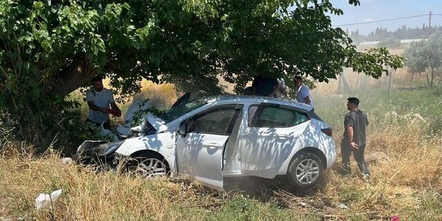 İzmir'de otomobil ağaca çarptı, 4 kişi ağır yaralandı!