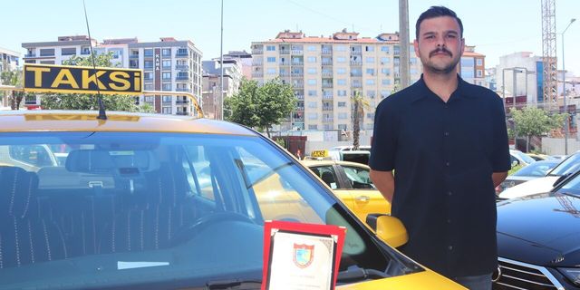 Değerli eşyaları sahibine teslim etti... İzmir'de yardımsever taksiciye plaket