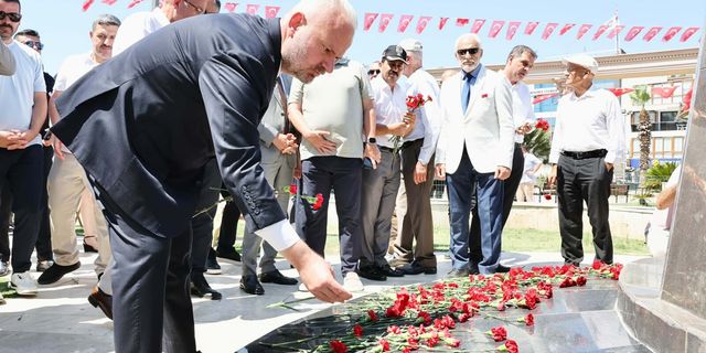 Menemen’de Srebrenitsa Anıtı’na karanfiller bırakıldı