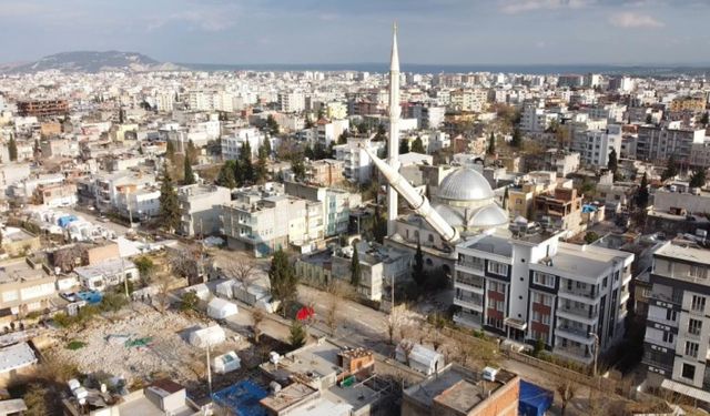 Adıyaman'da minare evin üzerine devrildi