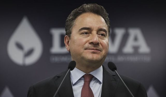 AKP'liler Ali Babacan'ın olduğu binayı bastı Erdoğan sloganları attı