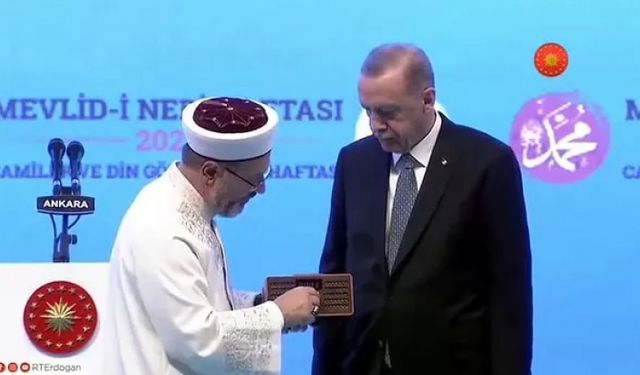 Ali Erbaş'ın Erdoğan'a radyo hediye edildiği anların edit videosu gündem oldu