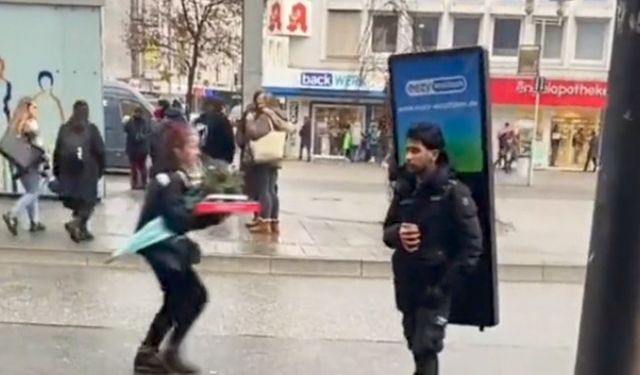 Almanya'da yeni iş tartışma yarattı! Canlı reklam panoları sokaklarda geziyor