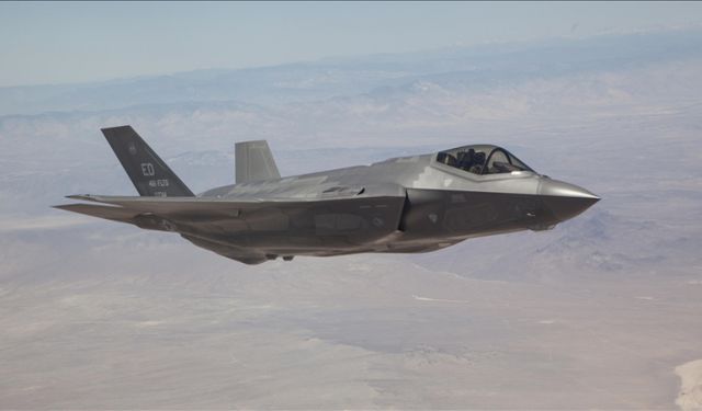 Almaya'nın F-35 kararı protestolara yol açtı: Maketini çöpe attılar!