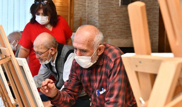 Alzheimer Sosyal Yaşam Merkezi misafirlerini ağırlamaya devam ediyor