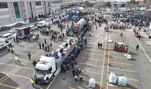 Ankara Büyükşehir Belediyesi'nden deprem bölgesine 500 adet yardım tırı