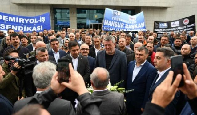 Ankara'da işçiler bütün promosyonu kendilerine veren Mansur Yavaş için toplandılar