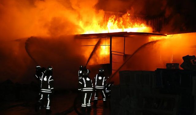 Antakya'da lastik fabrikasında yangın çıktı: Patlamalar da var