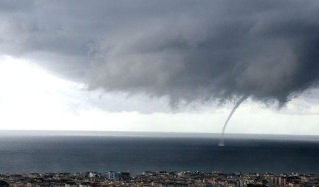 Antalya'da hortum paniği kameralara yansıdı! İşte korkutan anlar