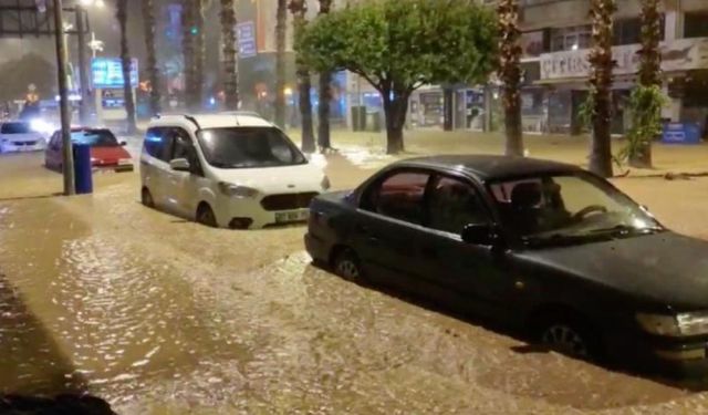 Antalya'da sel! Evleri su bastı araçlar zarar gördü