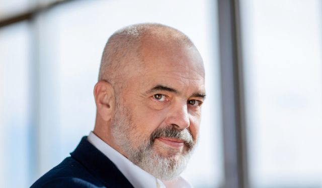 Arnavutluk Başbakanı Edi Rama'dan Tek Yürek Türkiye bağışı