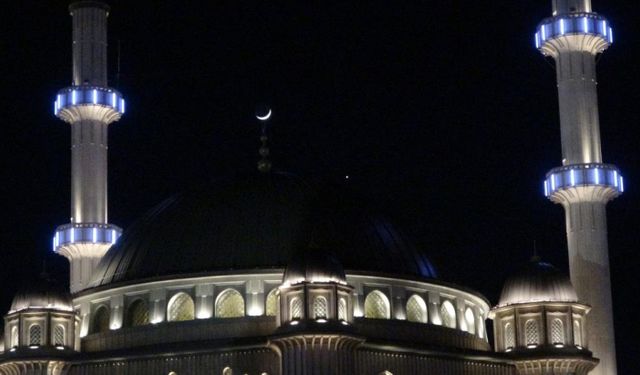 Ay, Venüs ve Jüpiter yakınlaşması Taksim Camii ile birlikte görüntülendi