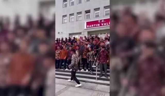 Bartın'da Endonezyalı öğrenciler ulusal günlerini valilik önünde kutladı!