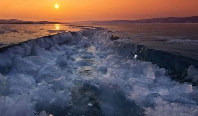 Baykal Gölü içinde buzullardan oluşan derin çatlak gölü ikiye böldü!