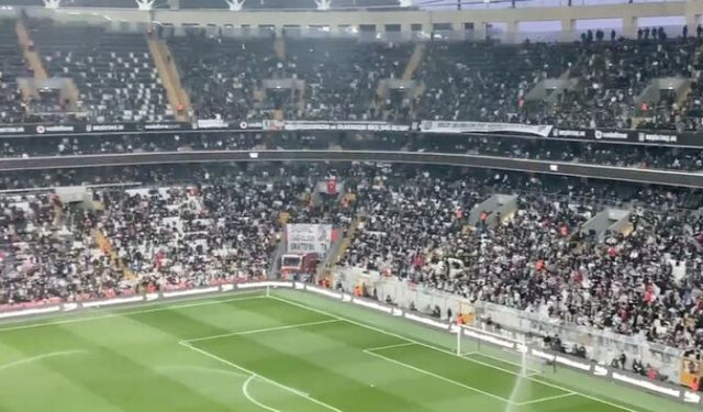 Beşiktaş-Antalyaspor maçında tribünler hükümete çağrı yaptı! Sloganlar gündem oldu