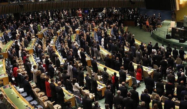 BM Genel Kurulunda depremde hayatını kaybedenler için saygı duruşu