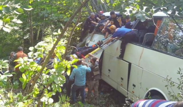 Bursa'da içinde 47 kişinin bulunduğu tur otobüsü şarampole yuvarlandı