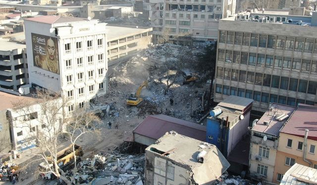 Çıkan görüntüler yuh dedirtti! Depremde çöken otelin kolonları bakın neden tahrip edilmiş...