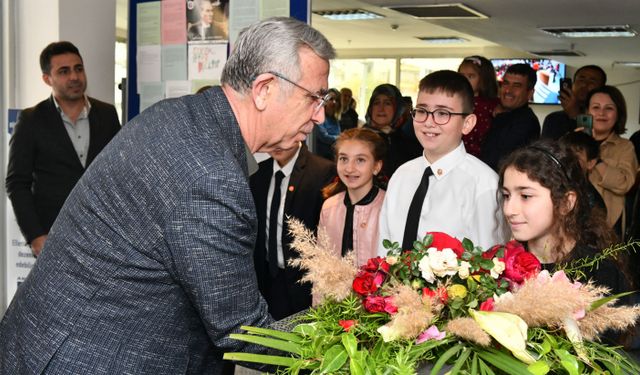 Çocuk Meclisi üyeleri mazbatalarını Mansur Yavaş'tan aldı