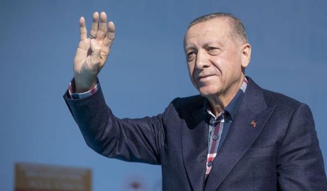 Cumhurbaşkanı Erdoğan elini öpen Kenan Sofuoğlu’nun oğluna harçlık verdi