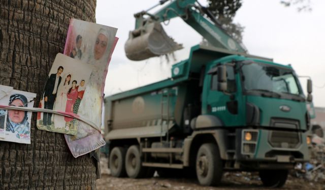 Deprem geride acı hatıralar bıraktı! Enkazdan çıkan fotoğraflar duygulandırdı