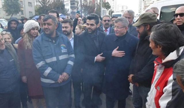 Deprem'in vurduğu illeri gezen Ahmet Davutoğlu: Manzara çok daha vahim