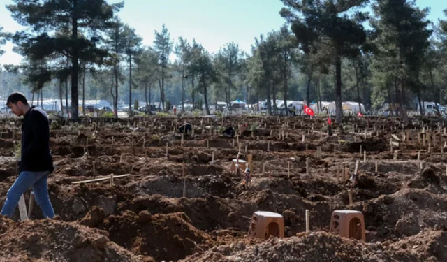 Deprem mezarlığında acı görüntüler! Namazı kılınan...