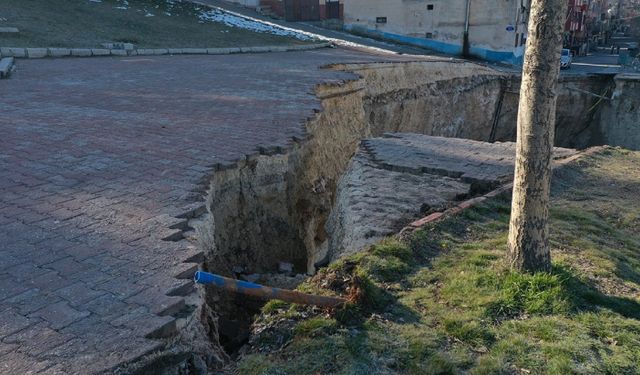 Deprem sonrası oluşan dev çukur dehşete düşürdü!