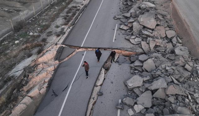 Depremde yarılan Antakya Demirköprü karayolu havadan görüntülendi