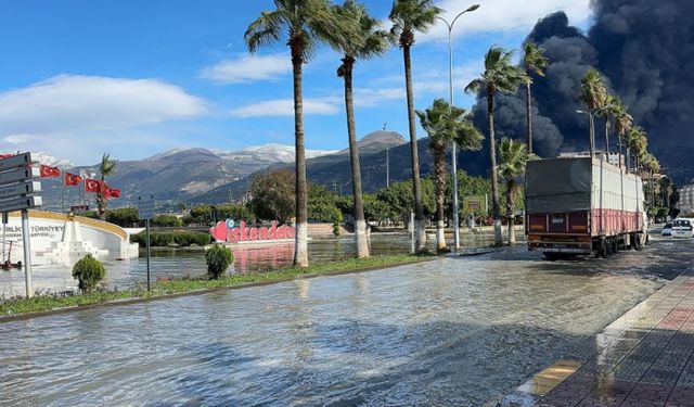 Depremin vurduğu İskenderun'dan ürküten görüntü! Deniz seviyesi yükselmeye başladı