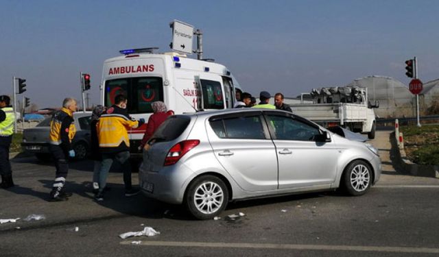 Depremzedeleri taşıyan otomobil kaza yaptı: 1 ölü, 5 yaralı