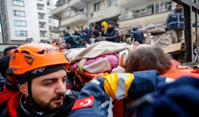 Diyarbakır'da yıkılan binanın altında kalan 11 yaşındaki bir kız çocuğu böyle kurtarıldı