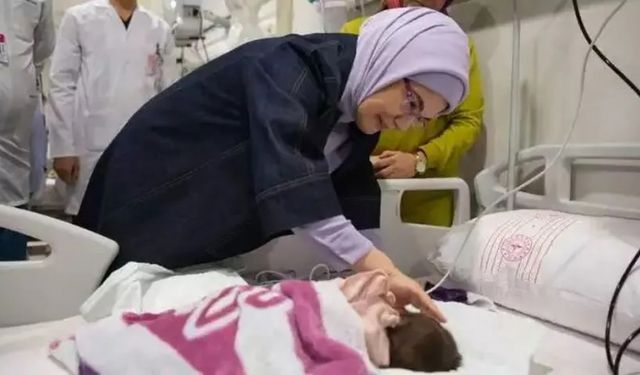 Emine Erdoğan, depremzede bebekleri ziyaret etti