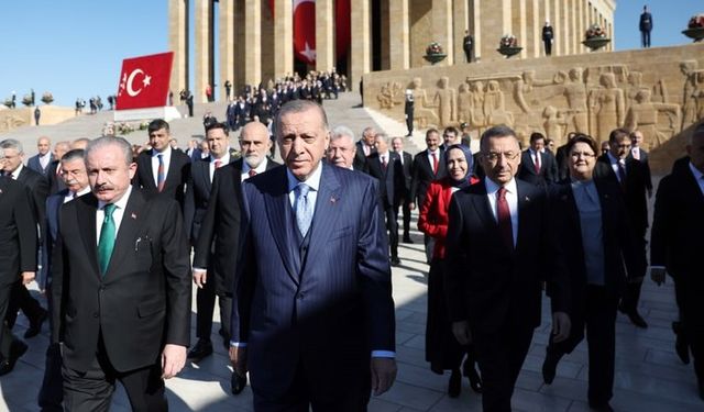 Erdoğan Atatürk'ün huzurunda! Anıtkabir defterine flaş 'TOGG' mesajı