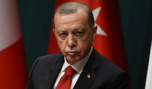 Erdoğan depremzedelerin çadırından çıkarken saçlarını taradı